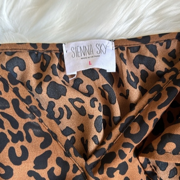 NEW Animal Print Ruffle Short Sleeve Top Size Large - Picture 4 of 8